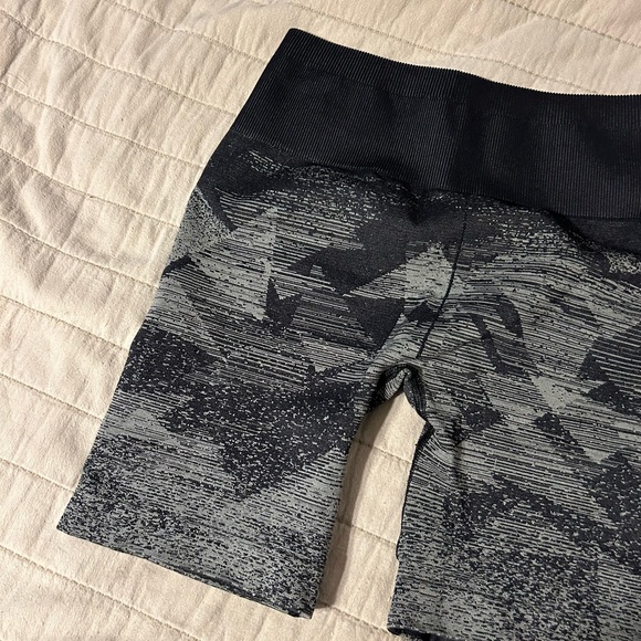 Gymshark Seamless Biker Shorts - Picture 4 of 5